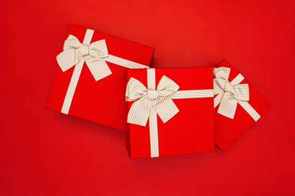 Cajas Regalo Rojas Sobre Fondo Rojo Cajas Regalo Atadas Con — Foto de Stock