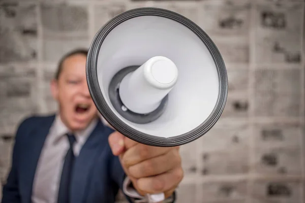 Imagem Empresário Gritando Megafone Fundo Jornais Conceito Mensagem Notícias Anúncios — Fotografia de Stock