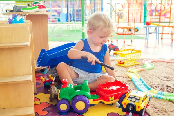 Маленький Ребенок Играет Большим Количеством Красочных Пластиковых Игрушек Игровой Комнате — стоковое фото