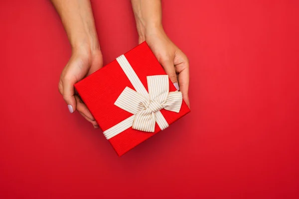 Las Manos Femeninas Sostienen Caja Presente Caja Regalo Con Cinta — Foto de Stock