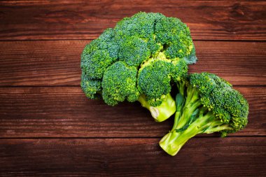 Ahşap arka planda taze yeşil brokoli. Tahta masada taze brokoli..