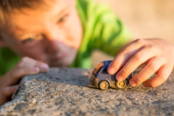 Anak Kecil Bermain Dengan Mobil Mainan Musim Panas Luar Anak — Stok Foto