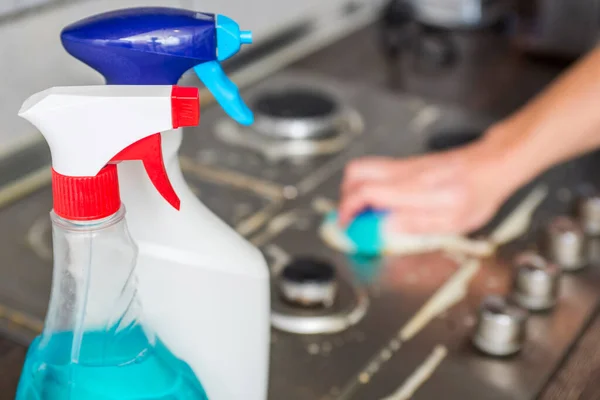 Detergentes Para Lavar Estufa Limpieza Una Estufa Gas Con Utensilios — Foto de Stock