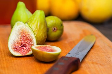 Tahtadaki taze incirleri bir bıçakla olgunlaştır. Olgun incirler..