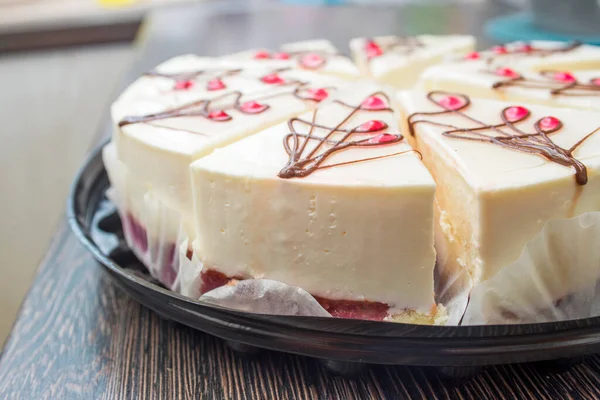 Tarta Queso Con Jalea Frambuesa Plato Negro Una Mesa Madera — Foto de Stock