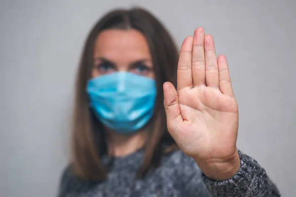 Жінка Захисній Медичній Масці Обличчі Показує Зупинити Жест Руки Щоб — стокове фото