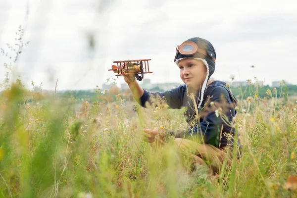 Anak Bahagia Bermain Dengan Mainan Pesawat Kayu Luar Ruangan Anak — Stok Foto