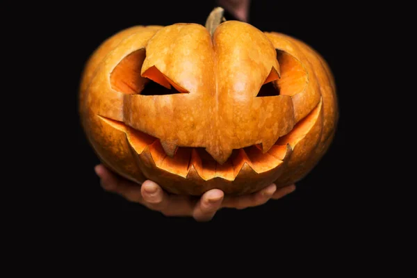 Kéz Halloween Sütőtököt Mutat Sötétségből Töklámpás Férfiakon Fekete Háttérrel Boldog — Stock Fotó