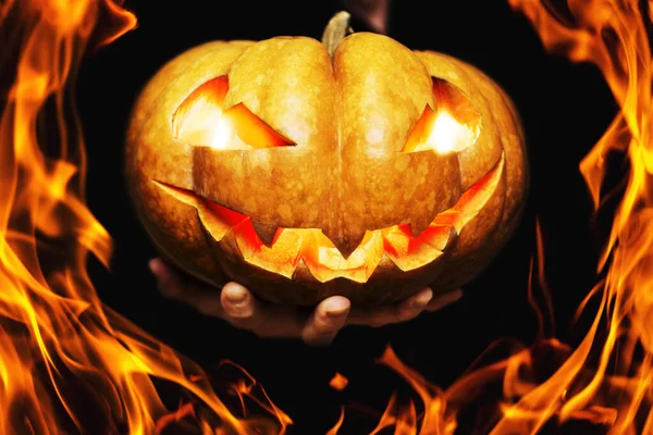 Brand Runt Halloween Pumpa Med Brinnande Ögon Och Mun Mans — Stockfoto