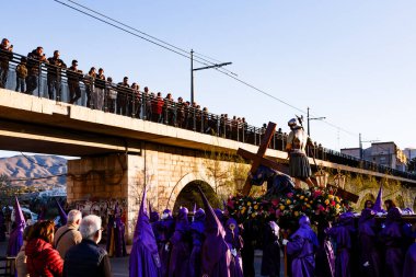 Villajoyosa, Alicante, İspanya. 04-07-2023: Hristiyanlar ve İsa Villajoyosa 'daki Kutsal Cuma geçit töreninde