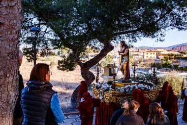 Villajoyosa, Alicante, İspanya. 04-07-2023: Hristiyanlar ve İsa Villajoyosa 'daki Kutsal Cuma geçit töreninde