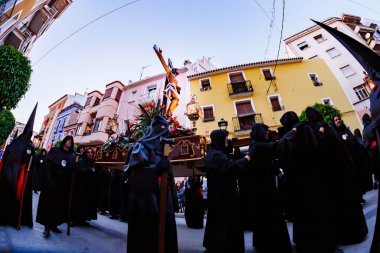 Villajoyosa, Alicante, İspanya. 04-07-2023: Hristiyanlar ve İsa Villajoyosa 'daki Kutsal Cuma geçit töreninde