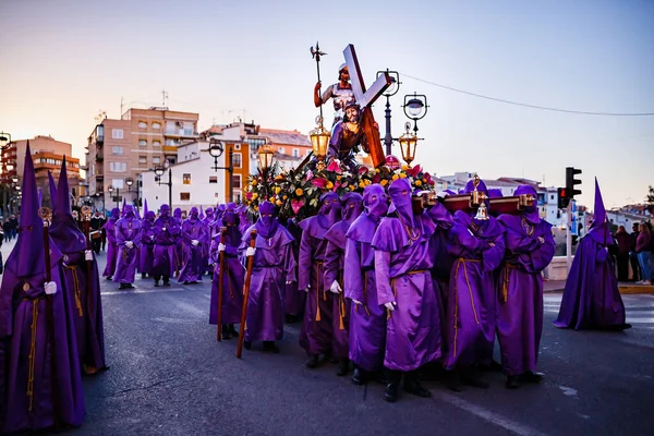 Villajoyosa, Alicante, İspanya. 04-07-2023: Hristiyanlar ve İsa Villajoyosa 'daki Kutsal Cuma geçit töreninde