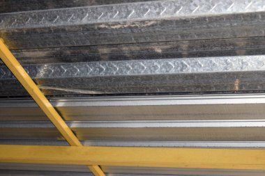 İnşaattaki çatı kiremitleri