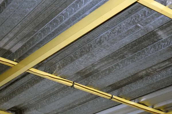 Depodaki metal çatı kiremitleri.