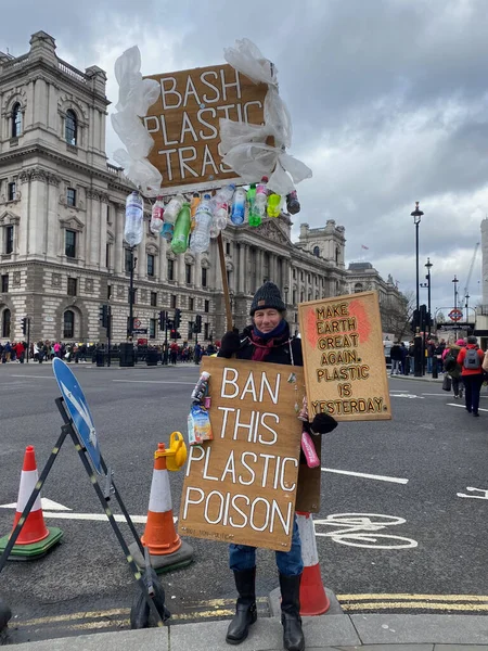 Ban Plastic - Londra yolunda tutunan adam orta çekim.