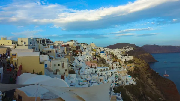  Meşhur Yunan şehri Oia 'nın güzel Panoraması. Santorini Adası. beyaz mimari.