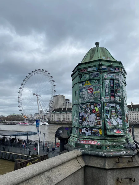 Thames kıyısında Londra Göz Dönme dolabı.