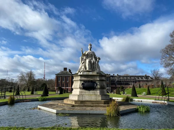 Kensington Sarayı 'nın önündeki Londra' daki Kensington Bahçeleri 'nin içindeki Kraliçe Victoria Heykeli..