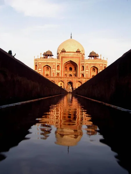 Humayun 'un Mezarı' nın dış görünüşü yansımalı..