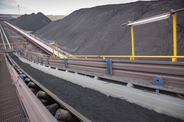 konveyör üzerinde kömür