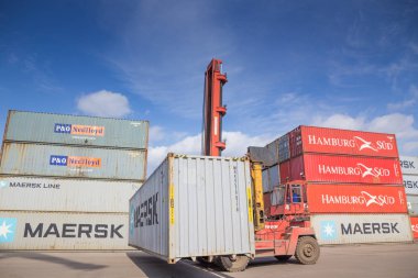 Reachstacker 40 ft konteyner taşımak