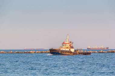 Römorkörü çekin. Limanda çekme işlemi