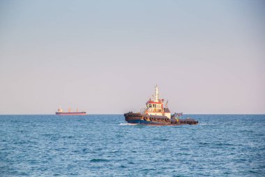 Römorkörü çekin. Limanda çekme işlemi