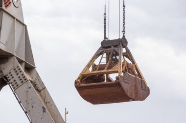 Kapatıldığında yükseltilmiş gantry kavrama
