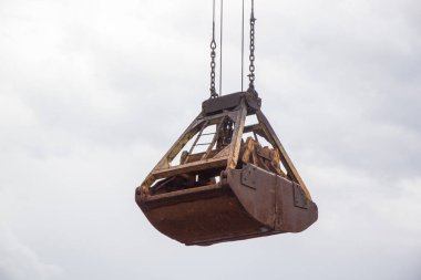 Kapatıldığında yükseltilmiş gantry kavrama