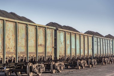 Demiryollarındaki yük vagonları büyük kargolarla dolu. Kömür teslimatı ve sevkiyatı.