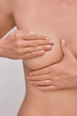 Genç üstsüz kadın meme kendi-sınav (Bse) yapıyor. Meme değişiklikleri, olası topaklar, çarpıtmalar denetleme veya şişlik. Meme kanseri bilinçlendirme. 