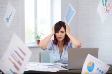 Baş ağrısı ve çevresinde düşen kağıtları ile yorgun rahatsız kadın işçi. Kadın el ve son tarih hakkında düşünme kafa tutan Office vurguladı. Fazla çalışma, tükenmişlik, olumsuz düşünceler, son tarih kavramı.