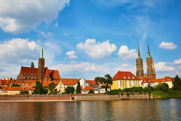 Wroclaw Polonya Tumski Adası ve Katedrali St John Baptist Oder Nehri Köprüsü ile görüntüleyin. Manzara mavi gökyüzü beyaz bulut.