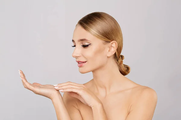 Retrato Hermosa Mujer Rubia Sonriente Mostrando Espacio Copia Vacío Palma — Foto de Stock