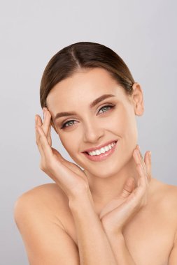 Yüzüne dokunmak kadar doğal yapmak ile güzel bir kadın portresi. Güzellik taze temiz mükemmel cilt genç kadınla. Cilt bakım kavramı. Kozmetik, güzellik ve spa. Yüz tedavi. Doğal cilt.