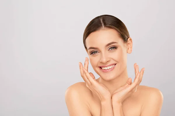 Retrato Mujer Hermosa Con Maquillaje Natural Tocando Cara Mujer Joven — Foto de Stock