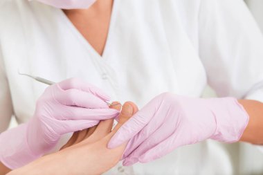 Profesyonel pedikür özel çift tırnak intrument kullanarak. Hasta ziyaret ayak hastalıkları uzmanı. Çift prob ile tıbbi pedikür yordamı. Ayak tedavi Spa salonda. Podiatry Kliniği.
