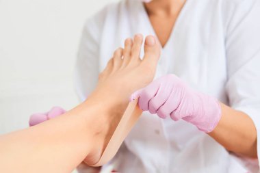Hastaya tıbbi pedikür yordamı ziyaret ayak hastalıkları uzmanı. Podologic polimer jel kaplamalar. Cildi ülserasyonun korumak. Yatak yarası önleme. Ayak tedavi Spa salonda. Podiatry Kliniği.