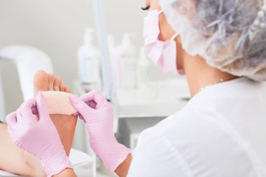 Hastaya tıbbi pedikür yordamı ziyaret ayak hastalıkları uzmanı. Podologic polimer jel kaplamalar. Cildi ülserasyonun korumak. Yatak yarası önleme. Ayak tedavi Spa salonda. Podiatry Kliniği.