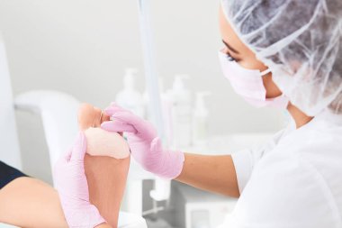 Hastaya tıbbi pedikür yordamı ziyaret ayak hastalıkları uzmanı. Podologic polimer jel kaplamalar. Cildi ülserasyonun korumak. Yatak yarası önleme. Ayak tedavi Spa salonda. Podiatry Kliniği.