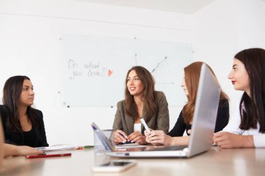 Genç gülümseyen iş kadınları yeni proje ofisinde çalışıyor. Finansal raporlarda seyir toplantı iş arkadaşları ekibi. Analiz iş belgeleri, konferans, tartışma.