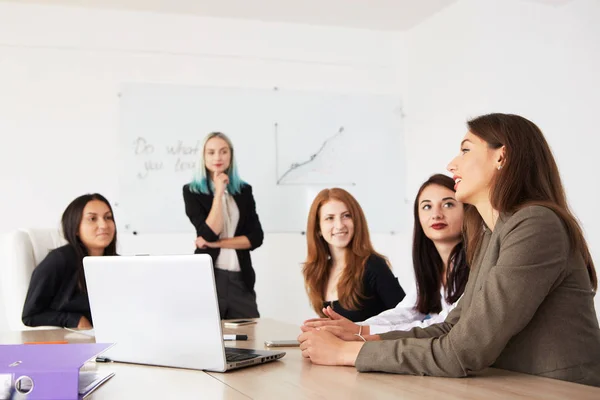 Jóvenes Mujeres Negocios Sonrientes Que Trabajan Nuevo Proyecto Oficina Equipo — Foto de Stock