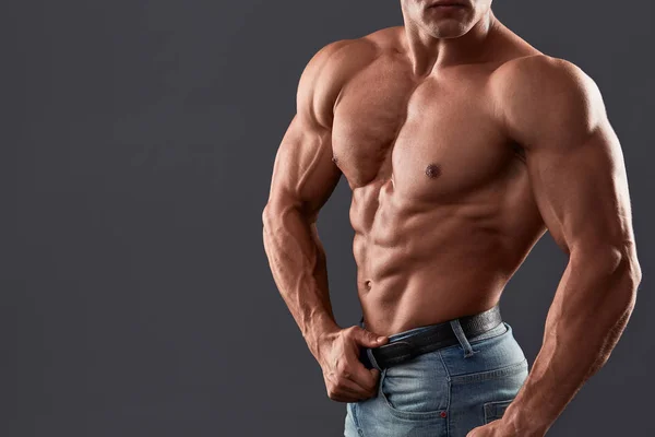 Bodybuilder Mann Mit Perfektem Bauch Schultern Bizeps Trizeps Und Brust — Stockfoto