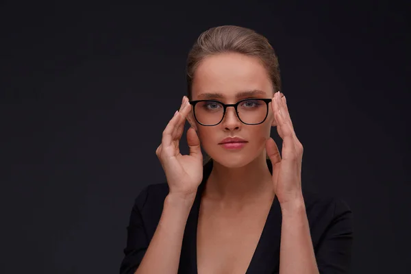 Mulher Séria Elegante Óculos Quadrados Olhando Para Câmera Fundo Escuro — Fotografia de Stock