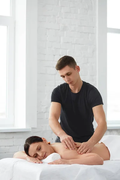 Jovem Mulher Bonita Desfrutando Uma Massagem Nas Costas Terapeuta Massagem — Fotografia de Stock