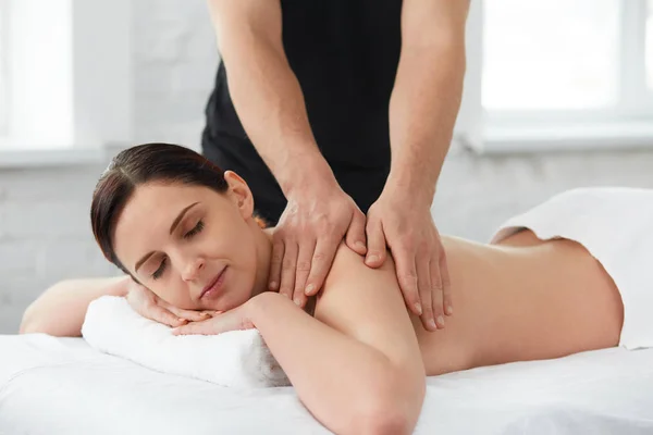 Jovem Mulher Bonita Desfrutando Uma Massagem Nas Costas Terapeuta Massagem — Fotografia de Stock
