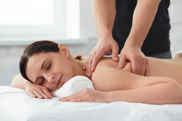Ung Vacker Kvinna Njuter Ryggmassage Professionell Massageterapeut Behandlar Kvinnlig Patient — Stockfoto