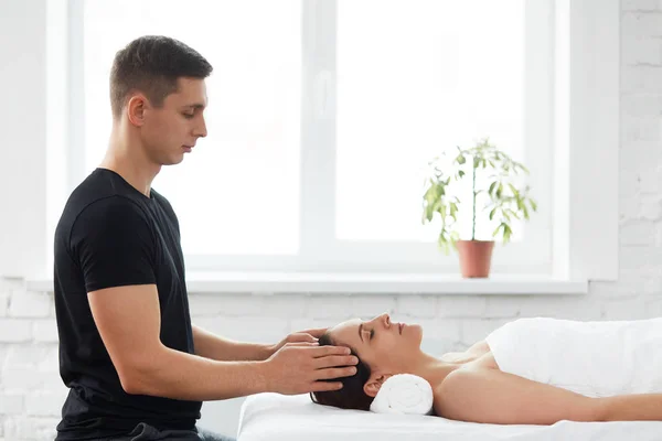 Jovem Mulher Bonita Desfrutando Massagem Facial Envelhecimento Terapeuta Masculino Fazendo — Fotografia de Stock