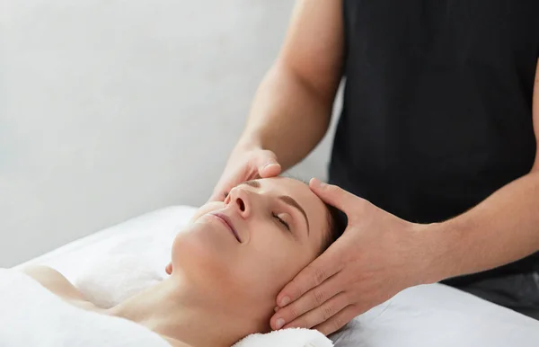 Joven Hermosa Mujer Disfrutando Envejecimiento Masaje Male Facial Terapeuta Haciendo — Foto de Stock